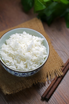 青花碗中的大米饭