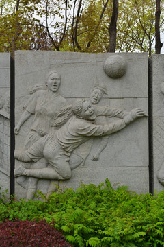 女子足球运动浮雕