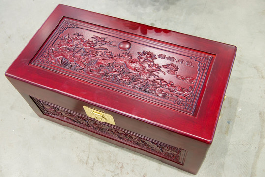 红漆木箱