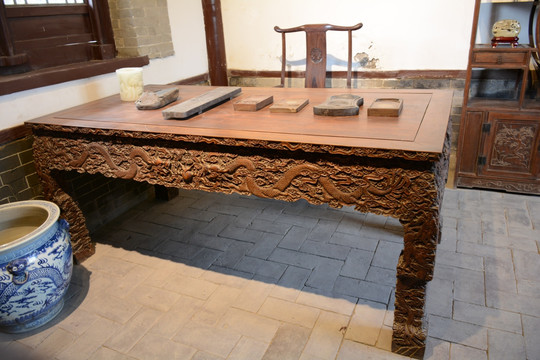 实木雕花桌子