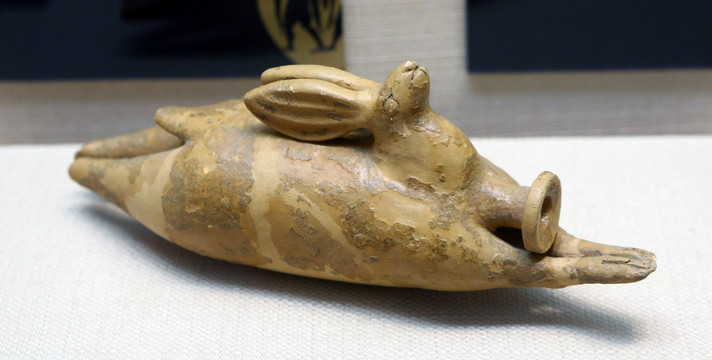 古代奔兔形陶香水瓶
