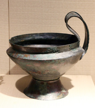 古代青铜高足杯