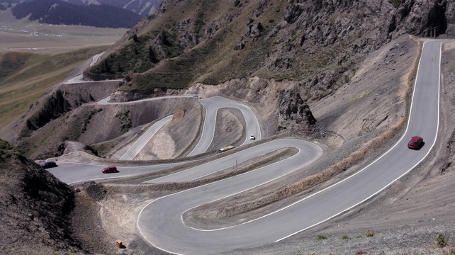 天山大峡谷 盘山公路