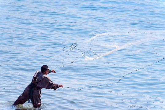 海边撒网捕鱼