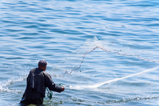 海边撒网捕鱼