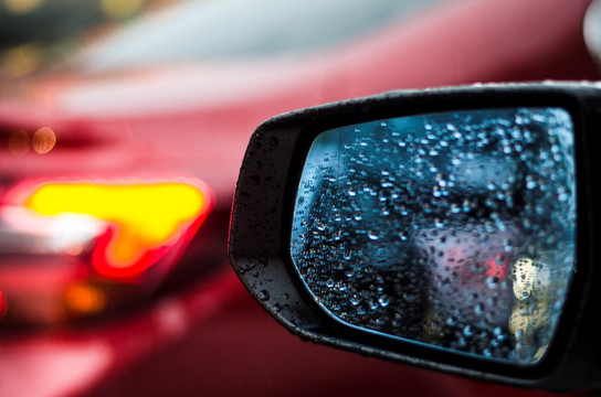 下雨天的汽车反光镜