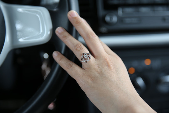 女性带戒指的手