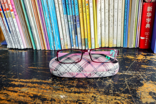 课桌 书本 眼镜