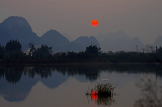 夕阳湖泊