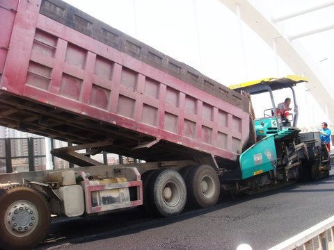 道路维修 反斗车 铺路