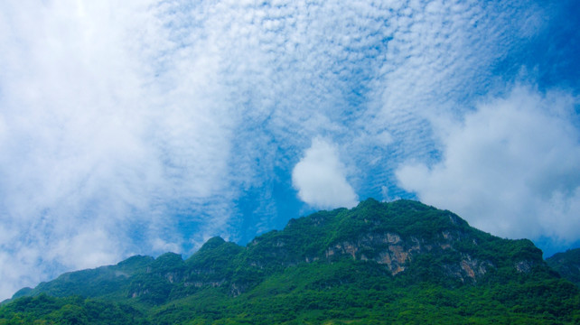 山峰  鱼鳞云