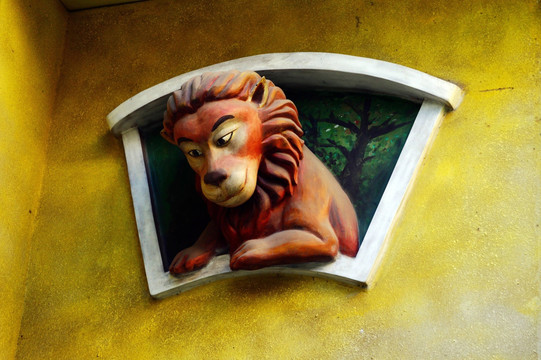 探出窗外的狮子