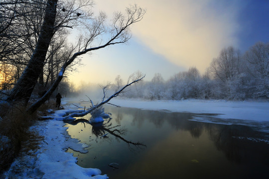 冰封河流雪景