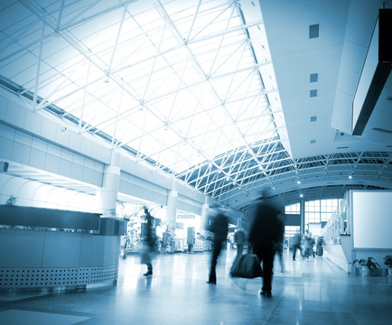 上海机场航站楼里的旅客