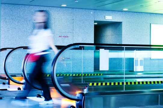 上海机场航站楼乘自动扶梯的旅客