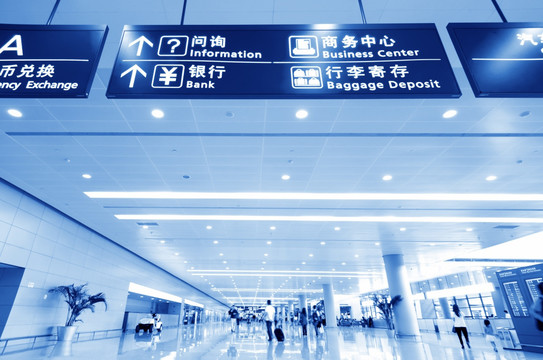 上海机场航站楼里的旅客