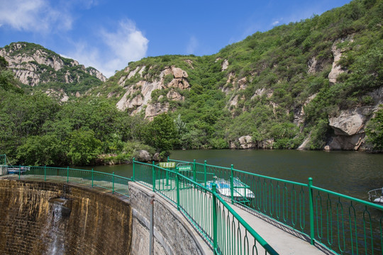 百泉山湖泊