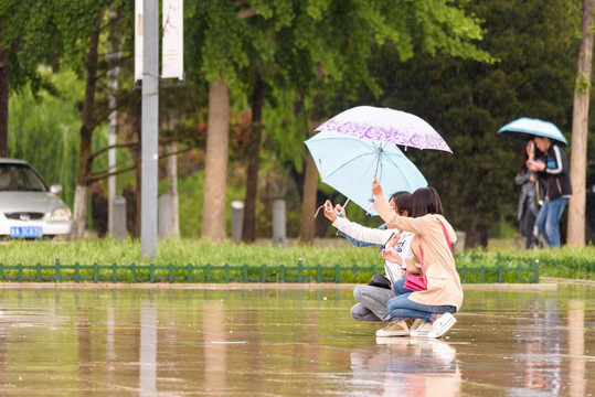 雨中自拍的美女