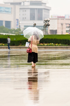 雨中独行的女人