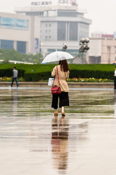 雨中独行的女人
