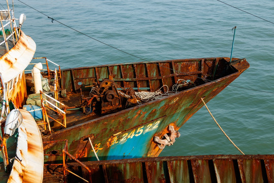 破旧渔船