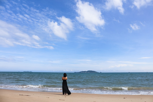 三亚海边穿黑色长裙的女人背影