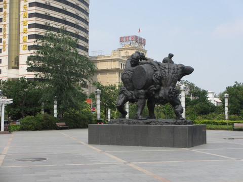 广场人物铜雕塑