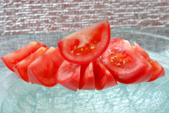 一个粉蕃茄切件