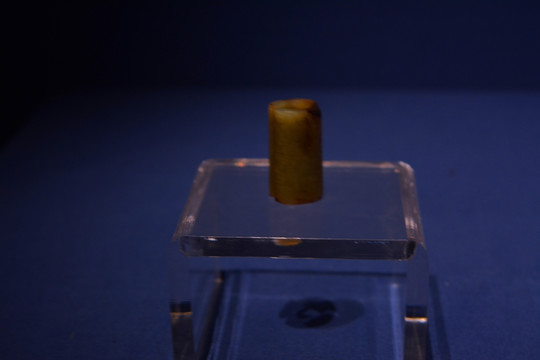 春秋黄玉龙首纹玦