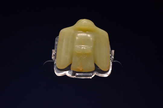 新石器时代黄玉鹅形佩