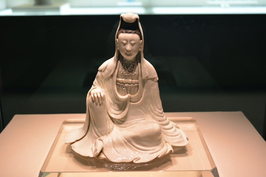 清乾隆 唐英敬款白釉观音