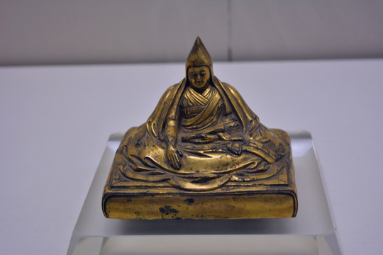 清铜鎏金达赖五世坐像