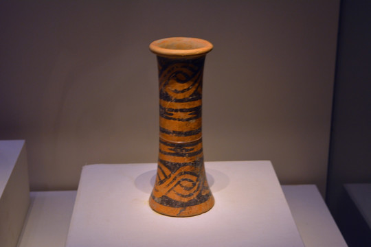 大溪文化筒形彩陶瓶