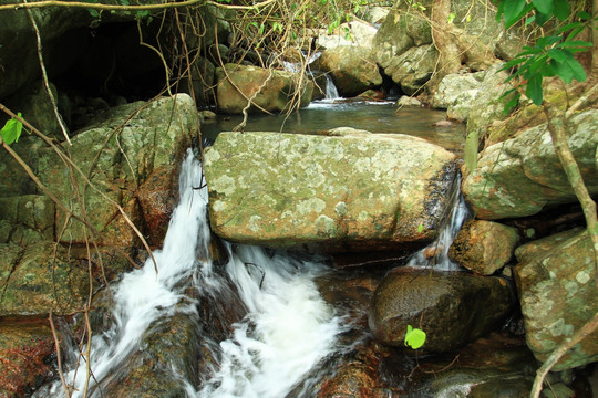 岩石小溪