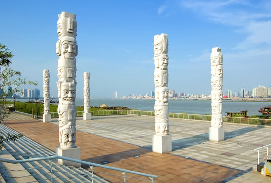 南昌红谷滩休闲广场里的雕刻立柱