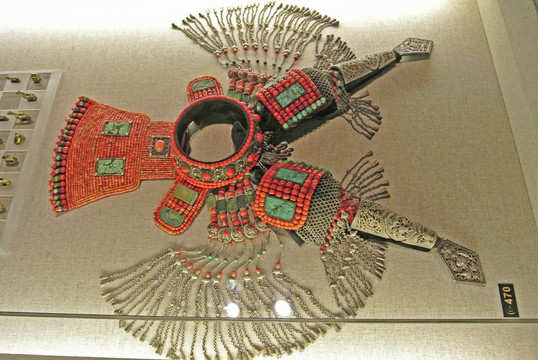 民族服饰系列之蒙古族银饰物