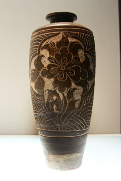 西夏牡丹瓷瓶