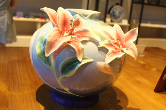 百合陶瓷花瓶艺术品