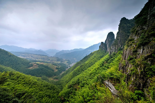 遂昌南尖岩三峰插云全景