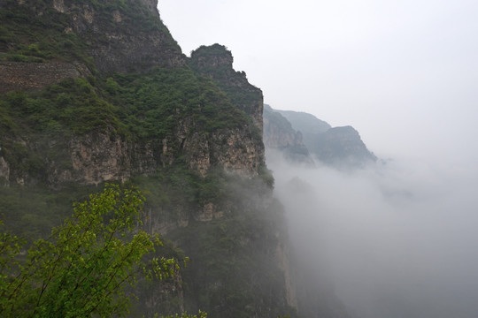 太行青山雨雾