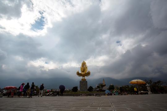 云南大理崇圣寺金鸟雕塑