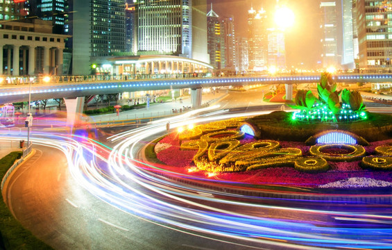 夜晚上海陆家嘴道路上繁忙的车流