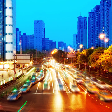上海城市道路繁忙交通夜景