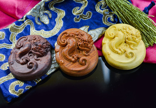 木雕 貔貅 刺绣 丝绸