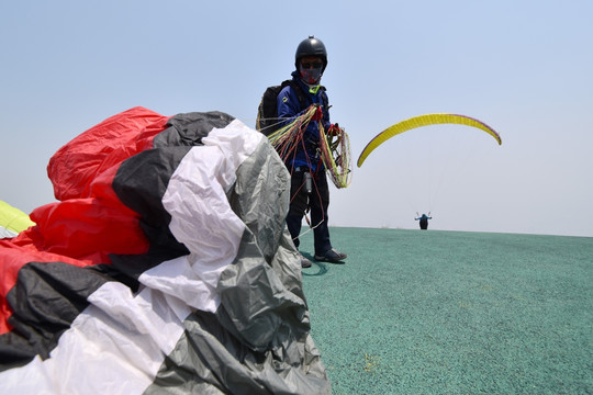 高山上滑翔伞体育竞技