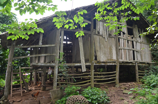 破旧的木房子