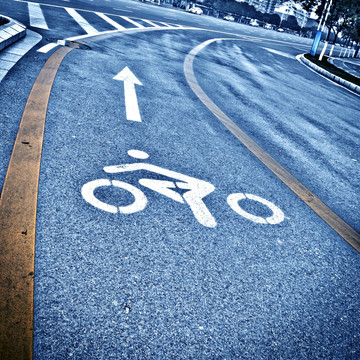 道路自行车道上的标志