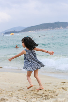 沙滩上玩耍的女孩