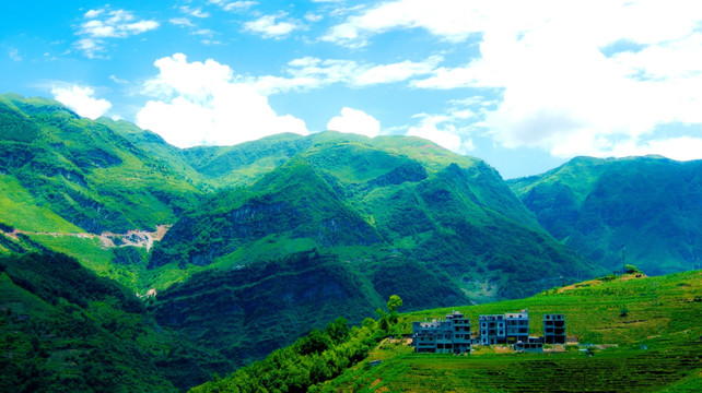 青山 蓝天白云 山村