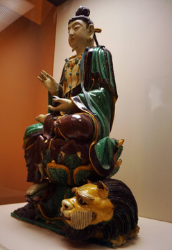 明代三彩菩萨坐像（侧面）